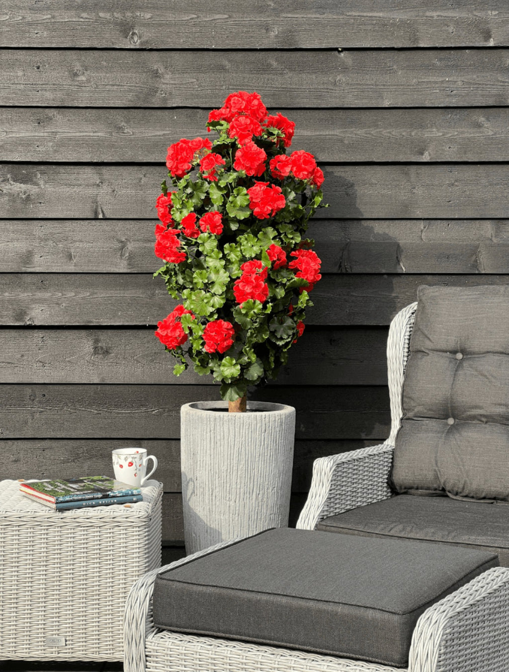 Kunstmatige plantenzuil met rode geraniums, 120 cm hoog, UV-bestendig.